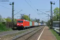 185 387-8 mit einem Containerzug bei der Durchfahrt in Regensburg-Pr�fening, 19.04.2011