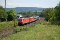 185 147-6 und einen Schwesterlok bef�rdern hier einen schweren PKP-Kokszug durch das Beketal, hier bei Neuenbeken, 11.06.2011.