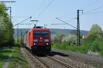 185 352-2 mit einem KLV Sattelauflieger bei der Durchfahrt in Regensburg-Pr�fening, 19.04.2011