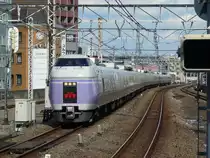 Serie 351: Zug Nr. 3 (mit Steuerwagen KUHA E350-3) fährt in Tokyo in die Station Kichijôji ein. Mit seinen 12 Wagen (8+4 Wagen) wirkt er recht lang. 30.August 2008. 