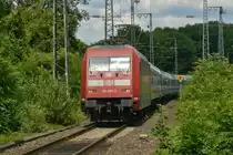 Dieses Bild mag allt�glich sein: eine 101 f�hrt mit einem IC durch K�ln West. Aber nein, es ist nicht allt�glich. Der Zug hielt n�mlich in K�ln West. Grund daf�r war, dass die Lok einen Schaden hatte, der aber wieder behoben wurde. Nach 15 Minuten fuhr der Zug weiter und die am ESig wartende RB24 nach Kall konnte dann auch ihre dadurch versp�tete Fahrt fortsetzen. (11.6.2011)