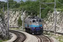 1061 106 ist am 08.06.2011 solo bei Skrljevo (bei Rijeka) unterwegs. Bei dieser Perspektive lie�en sich abgeschnittene Masten leider nicht vermeiden.