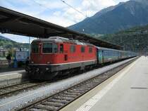 Simplon Ersatzverkehr: EXT 31008 mit Re 4/4 II 11115 und 8-teiligem EWI/II Pendel bei Einfahrt in Brig. Infolge eines Brandes im Simplontunnel ist die Strecke nach Domodossola nur beschr�nkt befahrbar. Pro Richtung f�hrt pro Stunde nur 1 Personenzug, diese werden mit EW I/II Pendel gef�hrt. 12.06.2011.