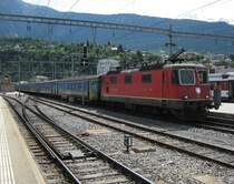 Simplon Ersatzverkehr: EXT 31006 mit Re 4/4 II 11301 und 9-teiligem EWI/II Pendel bei Einfahrt in Brig. Infolge eines Brandes im Simplontunnel ist die Strecke nach Domodossola nur beschr�nkt befahrbar. Pro Richtung f�hrt pro Stunde nur 1 Personenzug, diese werden mit EW I/II Pendel gef�hrt. 12.06.2011.