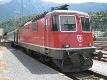Re 4/4 II 11172 steht mit dem Autozug abgestellt in Brig. Infolge eines Brandes im Simplontunnel ist die Strecke nach Domodossola nur beschr�nkt befahrbar. Die Autoz�ge fallen bis auf weiteres aus, 12.06.2011.