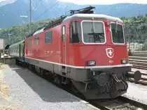 Re 4/4 II 11172 steht mit dem Autozug abgestellt in Brig. Infolge eines Brandes im Simplontunnel ist die Strecke nach Domodossola nur beschr�nkt befahrbar. Die Autoz�ge fallen bis auf weiteres aus, 12.06.2011.