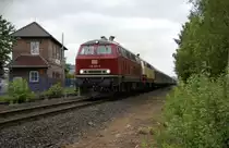 218 387 & 218 105 mit DLr ..... Kassel Hbf - Brilon Wald, bei der Ausfahrt aus dem Bahnhof Scherfede, im Hintergrund das ehem. W�rterstellwerk (heute ist nur noch das FDL-Stellwerk am Ostkopf des Bahnhofs in Betrieb) des Bahnhofs, 19.06.2011.