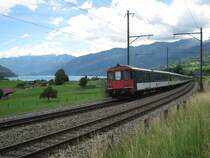 Sonderverkehr Jodlerfest 2011 Interlaken: BDt EWII des 9-teiligen EW I/II NPZ Pendels im EXT 30143 (Bern-Interlaken Ost) zwischen Spiez und Faulensee. Da der Zug eine Kreuzung abwartete hatte ich noch Zeit auf die andere Seite des Zuges zu gehen, und den Thunersee in das Bild mit ein zu beziehen, 19.06.2011.