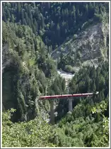 R1453 mit ABe 8/12 auf der Castielertobelbr�cke. (21.06.2011)