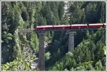 R1453 mit ABe 8/12 auf der Castielertobelbr�cke. (21.06.2011)