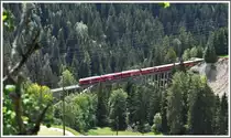 R1445 mit ABe 8/12 �berquert das Gr�ndjitobel bei Langwies GR. (21.06.2011)