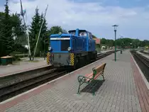 251 901 wartete auf dem ungewohnt,menschenleeren Bahnhof Putbus,am 21.Juni 2011,auf die Einfahrt von P 104 aus G�hren. 