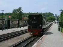 �ber die Sommermonate sind beim Rasenden Roland drei Z�ge unterwegs.W�hrend die beiden Stammz�ge zwischen Lauterbach Mole und G�hren fahren,f�hrt der dritte Zug nur zwischen G�hren und Binz.Am 21.Juni 2011 fotografierte ich die 99 4011 beim Lokumlauf in Binz,die an diesem Tag zwischen Binz und G�hren fuhr.