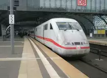 Hier 401 051-8  L�neburg  als ICE872 von Basel SBB nach Berlin Ostbahnhof, bei der Ausfahrt am 18.6.2011 aus Berlin Hbf.