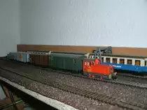 Die kleine H0e Diesellok D12 von Liliput hat auf meiner Schmalspuranlage ordentlich zutun.