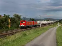 Die 156 004 und die 143 344 mit einem Zementzug unterwegs bei P�lling. 