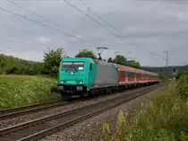 Die 185 617 mit einer S Bahn nach Neumarkt Oberpfalz am 21.06.2011 unterwegs bei P�lling. 