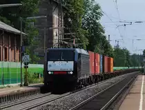 Die ES 64 F4-155 alias 189 155 der MRCE fuhr am 07.08.2010 mit einem fast leeren Containerg�terzug durch den Bahnhof Sigelsdorf.