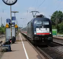 Bei herrlichem Sommerwetter rauscht die ES 64 U2-067 mit dem IC K�nigsee durch den Bahnhof Siegelsdorf, den ich gerade erst betreten hatte. 07.08.2010.