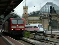  Doppelausfahrt  143 368 und ICE T im Dresdner HBF.
21.06.11