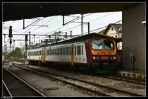 Triebwagen 2001 der CFL sammelt Fahrg�ste in Bettembourg ein, um dann als RE 66128 nach Volmerange-les-Mines zu fahren. Aufgenommen am 21.06.2011.
