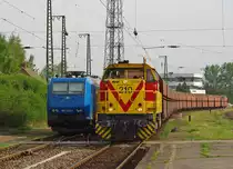Einer der vielen Kohlependel-Z�ge gezogen von 275 210-3 (MEG 210) vorbei an der abgestellten 185 520-4. Aufgenommen am 28.04.2011 in Gro�korbetha.