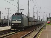 185 556-8 f�r CFL Cargo mit einem PKP Kokszug in Fahrtrichtung Weimar.Aufgenommen am 28.04.2011 in Gro�korbetha.