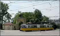 Geht nur in Meterspur - 

Die Übereckverbindung von der Nordbahnhofstraße in die Pragstraße Richtung Bad Cannstatt kann von normalspurigen Fahrzeugen nicht befahren werden. Ein GT4-Pärchen auf der Linie 21 vor dem Löwentor in Stuttgarter Norden. 

22.06.2011 (M)