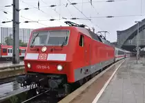 Die DB E 120 156-5 mit IC steht am 31.05 2011 in K�ln Hbf.