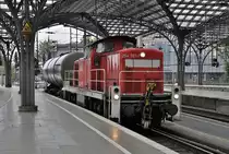 DB 294 787-7 mit Kesselwagen bei durchfahrt von K�ln Hbf am  31.05 2011.