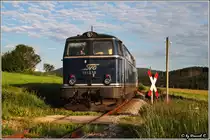 Heute nur zwei  �brige  Bilder von mir. Wir �berholten am 15.06.2011 den DPF 1750 nochmal um ihn an einer gut ausgeleuchteten Stelle, die noch im Licht war, nochmals zu fotografieren. Zuglok ist 2143.18 der SVG hinten schiebt die V100 der BOB. (Irgendwo bei Zwiesel, 15.06.2011) 