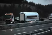 Ungew�hnliche Sichtung Nummer 1: Ein Wagen des neuen ICE's auf einem Sattelauflieger mit dem Ziel Wien (Klimakammer), 30.03.2011
(An die Admins: Das Bild wurde nun erneut aufgehellt. Dieses Bild soll rein eine besondere Sichtung abseits der Schiene darstellen und nicht meine fotographischen F�higkeiten)