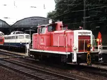 364 611-4 auf Aachen Hauptbahnhof am 13-7-1998. Im Hintergrund ist eine B�gelfalte zu sehen. Bild und scan: Date Jan de Vries. 