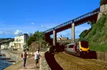Cross Country Service Paignton . Birmingham, die Strecke l�uft bis Exeter weitgehend entlang der K�ste. Triebwagen 221 124 hat den Bahnhof Teignmouth verlassen und hat nun den sch�nsten K�stenabschnitt um Dawlish vor sich, 30.08.2010, Zug 10.06 Paignton.