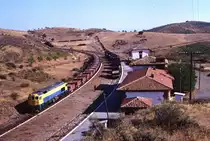 319 210 erklimmt im Schritttempo die Rampe bei Encinacorba, 05.09.1991.