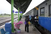 Der ORD 283 h�lt am 17.M�rz 2011 am Mittelbahnsteig des Bf. Hua Takhe.