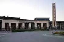 Das neue Empfangsgeb�ude Trondheim Sentralstasjon (Hbf) im Lichte der Mitternachtssonne. Die Aufnahme entstand am 01.07.2010 um exakt 23:57:59 w�hrend eines Gespr�chs mit einem finnischen Eisenbahnfan aus Helsinki. Gr�sse von dieser Stelle. 