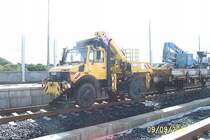 9.September 2001 Bf Montabaur, Zweiwegefahrzeug, Unimog gelb mit Ladekran