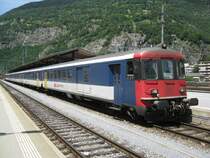 Simplon Ersatzverkehr: IR 30817 bestehend aus einer reinen EWI NPZ Wagen Komposition; BDt, 3 B, 1 A und Re 4/4 II 11198; in Brig, 24.06.2011. Seit einigen Jahren gibt es im Oberwallis planm�ssig keine Z�ge mit NPZ Wagen mehr, dieser Einsatz ist auch von einer absehbaren Dauer, voraussichtlich bis ende Juli.