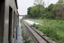 Zwischen der Hst. Khao Phra Baht und dem Bf. Si Racha Junction liegt in der N�he des Wat Palelaiwan diese neue, noch namenlose und noch nicht im Betrieb befindliche, errichtete Haltestelle. Bild vom 17.M�rz 2011.