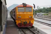 AHK 4212 (Co'Co', de, Krupp, Bj.1980, Fab.Nr. K-5480) wartet am 17.M�rz 2011 im Bf. Si Racha Junction auf ihren n�chsten Einsatz.