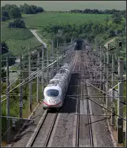 Auf dem Weg in Richtung Stuttgart - 

... überquert dieser ICE 3 die Enztalbrücke bei Enzweihingen. 

23.06.2011 (M)