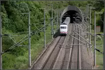 Pulverdinger Tunnel - 

Nach der Enztalbrücke folgt in Richtung Stuttgart auf der SFS Mannheim - Stuttgart der 1878 m lange Pulverdinger Tunnel. Dieser wurde wie viele Tunnels dieser Strecke bergmännisch gebaut. 

23.06.2011 (M)
