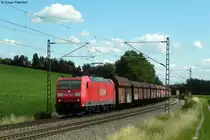 24.06.2011: Die 185 165-8 zieht einen stark verschmierten, langen und leeren Erzzug Richtung Norden. Aufgenommen bei Helmsheim. Auf dem Bild ist nur etwa knapp die H�lfte vom gesamten Zug zu sehen.