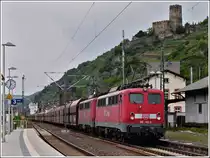 - UNESCO Welterbe Oberes Mittelrheintal - Bei m�ssigem Wetter durchf�hrt ein G�terzug den Bahnhof von Kaub, vorbei an der Burg Gutenfels, welche auf einem Felssporn 110 Meter �ber der Stadt steht. Bei der Burg handelt es sich um eine guterhaltene Frontturmburg mit 35 Meter hohem quadratischen Bergfried und einem etwa 22 mal 8 Meter gro�en dreigeschossigen Wohnbau. Die etwa 21,60 mal 21,10 Meter gro�e Kernburg war durch die Vorburg, eine Zwingeranlage und eine Ringmauer gesch�tzt. 25.06.2011 (Jeanny)