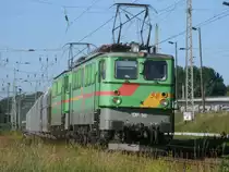 Der Kreidezug von Klementelvitz nach Peitz Ost,gezogen von DP 58 und 60, legte sich nach der Ausfahrt aus Bergen/R�gen,am 27.Juni 2011,in die Kurve.