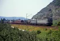 150 067 mit einer unbekannten 140 im Schlepp ist bei Unkel s�dw�rts unterwegs, 04.07.1987.