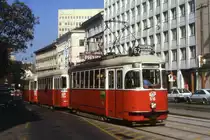 Wien Tw 516 mit den 2xBw 1707 und 1729, Wiedner Hauptstra�e, 09.09.1987.
