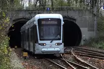 Unmittelbar vor der Haltestelle  ZOOM Erlebniswelt  verl�sst die Linie 301 (Variobahn Nr.504,Baujahr 2008 bei Stadler) den U-Bahnbereich und der Rest der Strecke geht �bert�gig weiter. Gelsenkirchen 19.11.2010