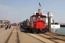 Lok 399 108-0 der Schiffdienst und Inselbahn Wangerooge hat die Flachwagen mit den Gepäck-Containern zur Verladung auf die Fähre  Harlingerland  bereitgestellt. 23.04.2011